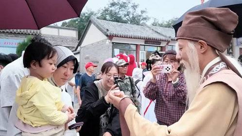 果然视频|景色迷人,人豪爽!外地游客纷至沓来,在蓬莱阁过中秋